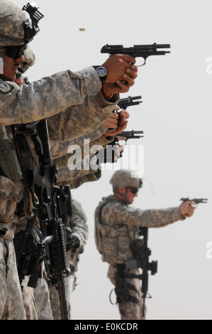 US-Soldaten an Bravo Unternehmen angeschlossen, 445th Civil Affairs Bataillon teilnehmen im taktischen Bereich Training mit Rollout-Pistole Stockfoto