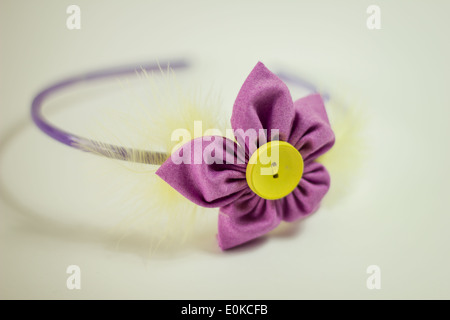 Handgefertigte Haarreif mit Blume, Frisur, Mode. Stockfoto