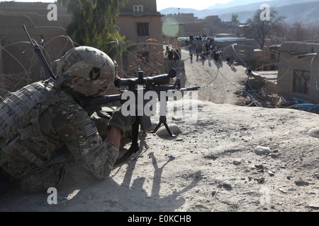 US Armee Sgt. Leo Pins von Dyersville, Iowa, ein Infanterist mit Hauptsitz Stabskompanie, 1. Bataillon, 133. Kleinkind Stockfoto