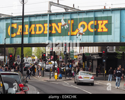 Blick auf "Camden Lock" Namensschild auf Eisenbahnbrücke über Chalk Farm Road in London Camden Stockfoto