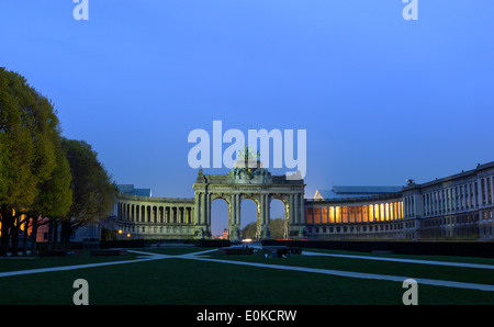 Bogen Sie de Triumph das Wahrzeichen in Brüssel im Jubilee Park. Stockfoto