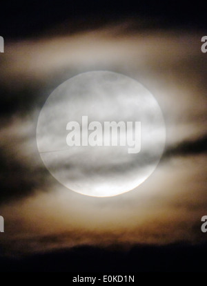 Kommerzielle Jets fliegen vor Vollmond über Bergen über Rocky Mountains, Salida, Colorado, USA Stockfoto