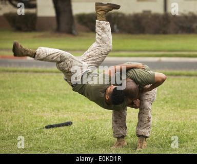 Sgt. Robert Hernandez, ein schwarzer Gürtel Marine Corps Martial Arts Programm Lehrer mit der Schule von Infanterie West – Detachmen Stockfoto