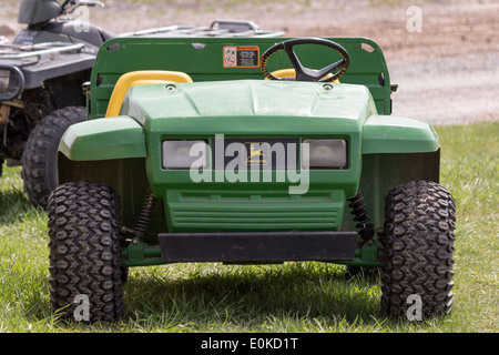 John Deere Gater Four Wheeler Vorderansicht ziehen eines Anhängers. Stockfoto