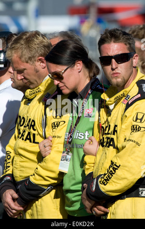 Indy-Car-Crew und Familie überfordert mit Emotion beim Betrachten einer 5 Runde Hommage an früher gefallenen Indy Car Fahrer Dan Wheldon Stockfoto