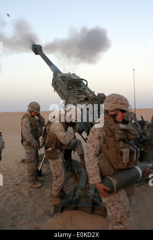 Marines von Artillerie Batterie, Lima Company, Battalion Landing Team 2/6, Feuer eine Runde von einer M777 155mm leichte Haubitze, Stockfoto