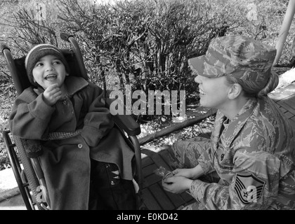 Unterstützen Sie US Air Force Master Sgt. Laurie Boros, ein Client Administrator für den Direktor des Transit Center am Manas, Kirgisische Stockfoto