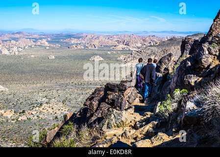 Eine Gruppe von Wanderern Ryan Mountain Trail hinunter.  Joshua Tree Nationalpark, Kalifornien, USA. Stockfoto