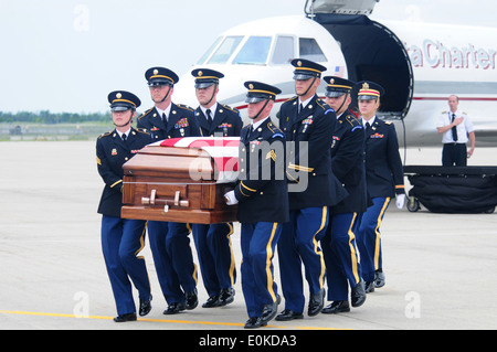North Dakota National Guard militärischen Beerdigung Ehren Team Transfers die Überreste der US-Army Spc. Keenan Cooper bei der Ankunft Stockfoto