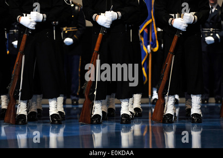 090106-F-6655M-277. JPG ARLINGTON, Virginia (6. Januar 2009) Mitglieder der US Navy zeremonielle Garde stehen stramm während der ar Stockfoto