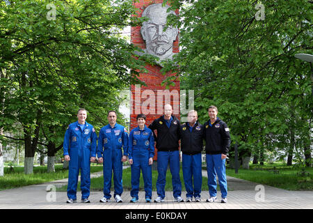 ISS-Expedition-40/41 Prime und backup Crew-Mitglieder stellen für Bilder vor der Abreise für Weltraumbahnhof Baikonur in Kasachstan für Pre-Launch-Abschlusstraining vor einer Statue von Vladimir Lenin auf der Gagarin-Kosmonautentrainingszentrum 15. Mai 2014 in Star City, Russland.  Von links nach rechts sind backup Crew-Mitglieder Terry Virts der NASA, Anton Shkaplerov von der russischen Federal Space Agency und Samantha Cristoforetti von der Europäischen Weltraumorganisation und prime Besatzungsmitglieder Alexander Gerst von der European Space Agency, Sojus-Kommandant Max Suraev von Roskosmos Stockfoto