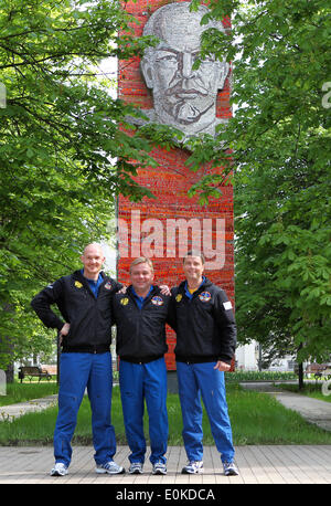 ISS-Expedition 40/41 Sojus-Kommandanten Max Suraev, Zentrum der russischen Federal Space Agency zusammen mit Besatzung Kumpels Flugingenieur Alexander Gerst der European Space Agency, links, und NASA Flight Engineer Reid Wiseman, rechten, posieren vor eine Statue von Vladimir Lenin auf der Gagarin-Kosmonautentrainingszentrum 15. Mai 2014 in Star City, Russland. Das Trio startet am 29. Mai in das Raumschiff Sojus TMA - 13M von Baikonur aus für eine 5 ½ Monat mission auf der internationalen Raumstation ISS. Stockfoto