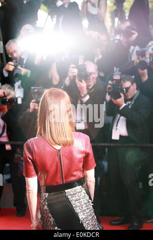 Cannes, Frankreich. 15. Mai 2014. Julianne Moore steht Fotografen bei der Mr. Turner Gala Screening roten Teppich bei der 67. Cannes Film Festival France. Donnerstag, 15. Mai 2014 in Cannes Film Festival, Frankreich. Bildnachweis: Doreen Kennedy/Alamy Live-Nachrichten Stockfoto