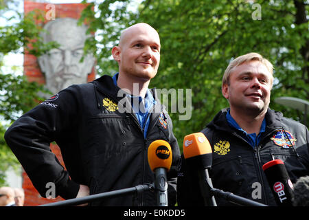 ISS-Expedition 40/41 Sojus-Kommandanten Max Suraev, rechts, von der russischen Federal Space Agency zusammen mit Besatzung Mate Flugingenieur Alexander Gerst von der European Space Agency sprechen zu Reportern auf der Gagarin-Kosmonautentrainingszentrum 15. Mai 2014 in Star City, Russland. Das Trio startet am 29. Mai in das Raumschiff Sojus TMA - 13M von Baikonur aus für eine 5 ½ Monat mission auf der internationalen Raumstation ISS. Stockfoto