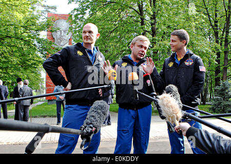 ISS-Expedition 40/41 Sojus-Kommandanten Max Suraev, Zentrum der russischen Federal Space Agency zusammen mit Besatzung Kumpels Flugingenieur Alexander Gerst von der European Space Agency, links, und NASA Flight Engineer Reid Wiseman, Recht, spricht mit Reportern auf der Gagarin-Kosmonautentrainingszentrum 15. Mai 2014 in Star City, Russland. Das Trio startet am 29. Mai in das Raumschiff Sojus TMA - 13M von Baikonur aus für eine 5 ½ Monat mission auf der internationalen Raumstation ISS. Stockfoto