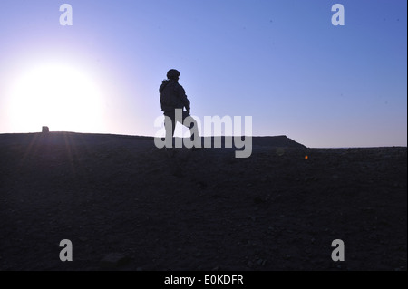 Eine US-Armee Soldaten vom 3. Bataillon, 21. Infanterie-Regiment, 1st Stryker Brigade Combat Team, 25. Infanterie-Division, schauen Stockfoto