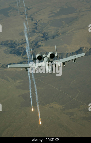 Ein Idaho Air National Guard a-10 Thunderbolt II, aus dem 190. Fighter Squadron, Boise, Idaho feuert Fackeln auf Abreise f Stockfoto