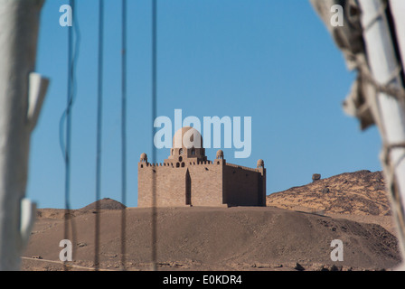 Mausoleum des Aga Khan III, sichtbar durch Feluken Masten, Aswan, Oberägypten Stockfoto