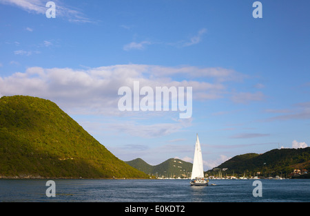 Ein Segelboot Kreuzfahrten auf das ruhige blaue Meer in den British Virgin Islands. Stockfoto