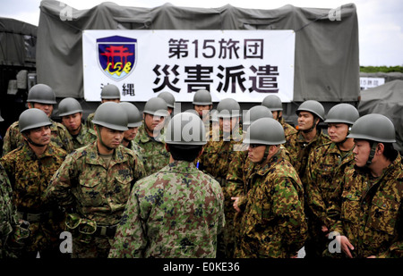 Ein Team von Grund auf 15 Brigade, Japan Self Defense Force, sammelt für den Unterricht auf Kadena Air Base, Japan vor der Überschrift t Stockfoto