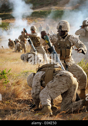 Ausländischen Defence Forces Marines Talisman Sabre U.S. Marine Corporal Jesse Williams, 26, aus Saginaw, Michigan, lädt eine 81mm morta Stockfoto