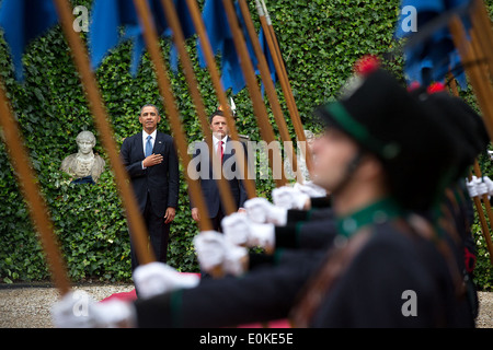 US-Präsident Barack Obama und der italienische Ministerpräsident Matteo Renzi stehen vor der Ehrengarde, wie die Nationalhymne während einer Zeremonie Ankunft im Villa Madama 27. März 2014 in Rom gespielt wird. Stockfoto