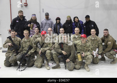 USO Tour Promis posieren für Gruppenfotos am Ende des Urlaubs Truppe besuchen, USO Show statt auf Bagram Air Force Base, Dezem Stockfoto