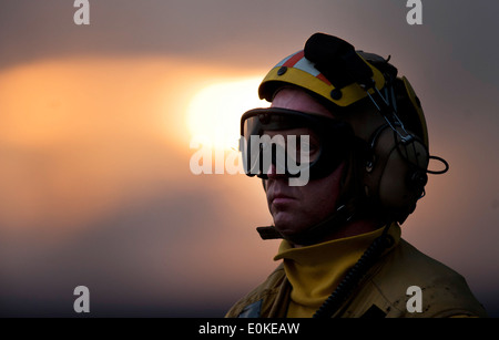 Lt. Carl Thompson beobachtet Flugdeck Vorgänge an Bord der Flugzeugträger der Nimitz-Klasse USS Carl Vinson. Carl Vinson und Auto Stockfoto