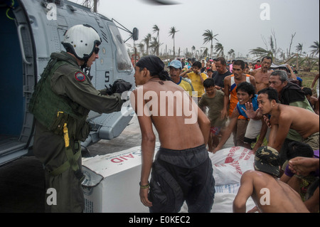 131117-N-IP531-311 HENANE, Provinz Eastern Samar, Republik der Philippinen (17. November 2013) Marine Aircrewman (taktische Helic Stockfoto