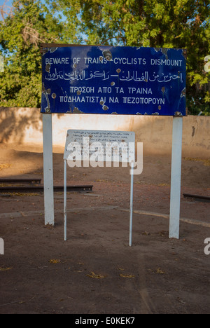 "Hüten Sie sich vor Züge - Radfahrer absteigen" Schild in Arabisch, Englisch und Griechisch, Eisenbahnmuseum, Atbara (Atbarah), Nord-Sudan Stockfoto