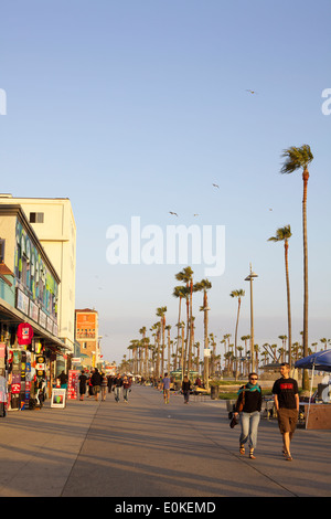 Ein Paare Wanderungen hinunter die sonnigen Venice Beach Boardwalk in Los Angeles, Kalifornien. Stockfoto