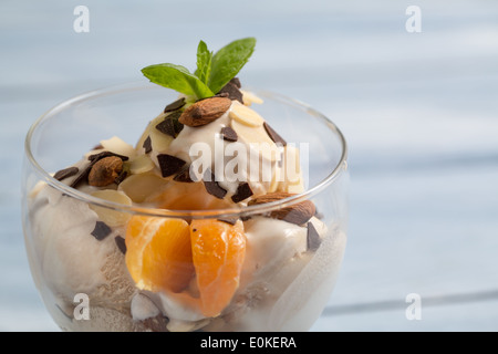 Erdnuss-Eis mit Früchten und Nüssen Stockfoto