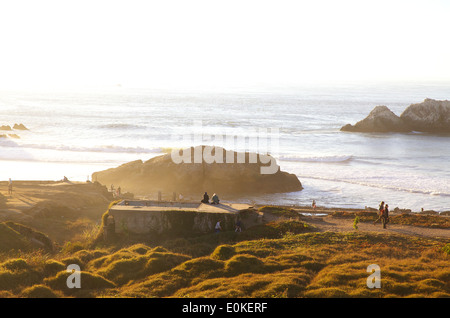 Menschen die Sonne genießen und Spaziergang an der Uferpromenade in die Sutro Baths an Lands End in San Francisco, Kalifornien. Stockfoto