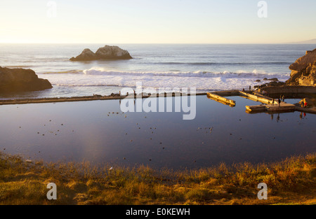 Menschen Fuß entlang dem Deich an der Sutro Badruinen bei Lands End in San Francisco, Kalifornien. Stockfoto