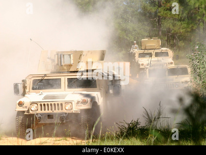 Ein Humvee mit Soldaten der 37. Infantry Brigade Combat Team trifft ein simulierten Improvised Explosive Device während trainin Stockfoto