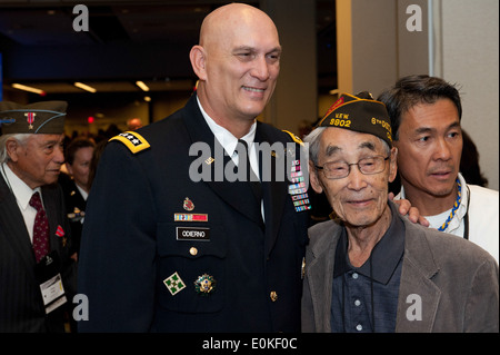 US Army Chief Of Staff General Raymond T. Odierno steht neben Nisei Veteranen des zweiten Weltkriegs Nisei Veteranen Programm nationalen Tierarzt Stockfoto