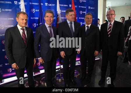 Bratislava, Slowakei. 15. Mai 2014. NATO-Generalsekretär Anders Fogh Rasmussen(2nd L) und Premierminister von Visegrad 4 Gruppe teilnehmen der dreitägigen Globsec 2014 Sicherheitskonferenz in Bratislava, Slowakei, am 15. Mai 2014. Der jährliche zentrale Europa Sicherheitskonferenz GLOBSEC 2014, besuchte von Ministerpräsidenten der vier Visegrad (V4) Länder, nämlich die Tschechische Republik, Ungarn, Polen, Slowakei, läuft von Mai 14 bis 16. Bildnachweis: Erik Adamson/Xinhua/Alamy Live-Nachrichten Stockfoto