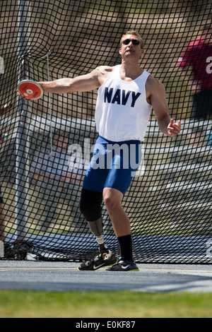 Hospital Corpsman 2. Klasse Max Rohn aus Rockville, Maryland, wirft Diskus bei den 2013 Krieger spielen. Mehr als 200 Verletzte, kranke Stockfoto