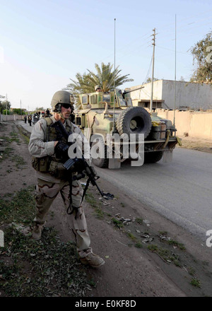 Eine US-Spezialeinheiten Berater Bayji spezielle Waffen und Taktiken Patrouillen eine Straße in Ha Al Asari wo die SWAT entdeckt eine Stockfoto