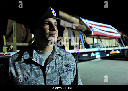 BUCKLEY AIR FORCE BASE, Colorado - Staff Sgt Brandon Mejia, 460. Squadron der Sicherheit Kräfte steht vor Stücke des Wehs Stockfoto