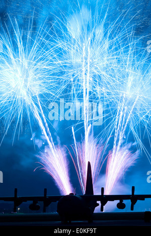 Feuerwerk platzen über Yokota Air Base, Japan, 2. Juli 2011. Die 374th Kraft Support Squadron vorgesehen Yokota Bewohner und ihre Stockfoto