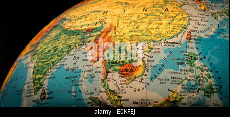 Süd-Ost-Asien auf einem Globus vor einem schwarzen Hintergrund angezeigt. Stockfoto