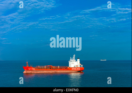 Crystal Amethyst Doppelhüllen Öl/chemischer Tanker Crystal Pool-Flotte in den Ärmelkanal mit Fähre vorbei, Portsmouth, UK Stockfoto