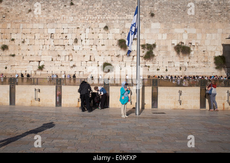 Israelische Flagge und Touristen vor der Klagemauer, Jerusalem, Israel Stockfoto