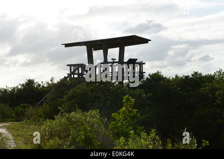 Aussichtsturm auf Merritt Island National Wildlife Refuge auf den schwarzen Punkt Wildlife fahren in Florida. Stockfoto