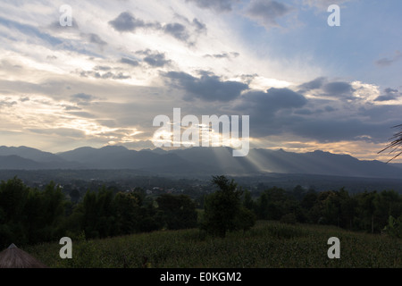 Sonnenstrahl bricht durch die Wolken Stockfoto