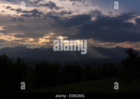 Sonnenstrahl bricht durch die Wolken Stockfoto