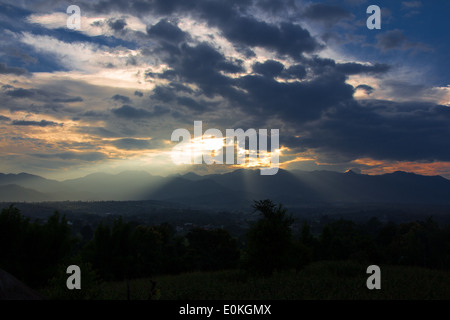 Sonnenstrahl bricht durch die Wolken Stockfoto