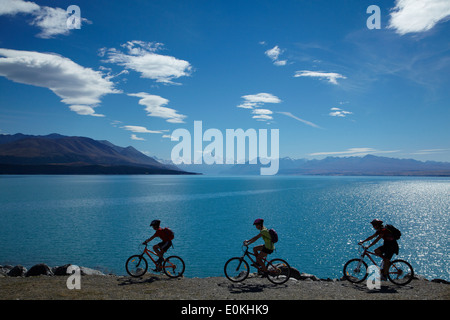 Radfahrer auf Alpen 2 Ozean Zyklus trail, Lake Pukaki und Aoraki / Mt Cook Mackenzie Country, Canterbury, Südinsel, Neuseeland Stockfoto