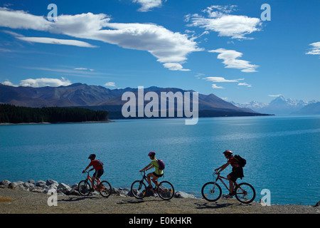 Radfahrer auf Alpen 2 Ozean Zyklus trail, Lake Pukaki und Aoraki / Mt Cook Mackenzie Country, Canterbury, Südinsel, Neuseeland Stockfoto